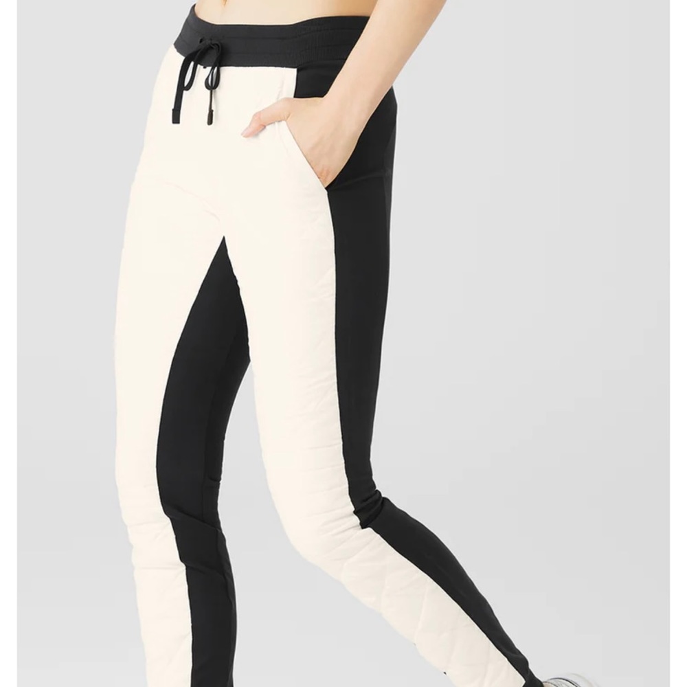 NWOT Alo Yoga Airbrush Winter Warm High-Waist Moto Puffer Pant in Size XS!